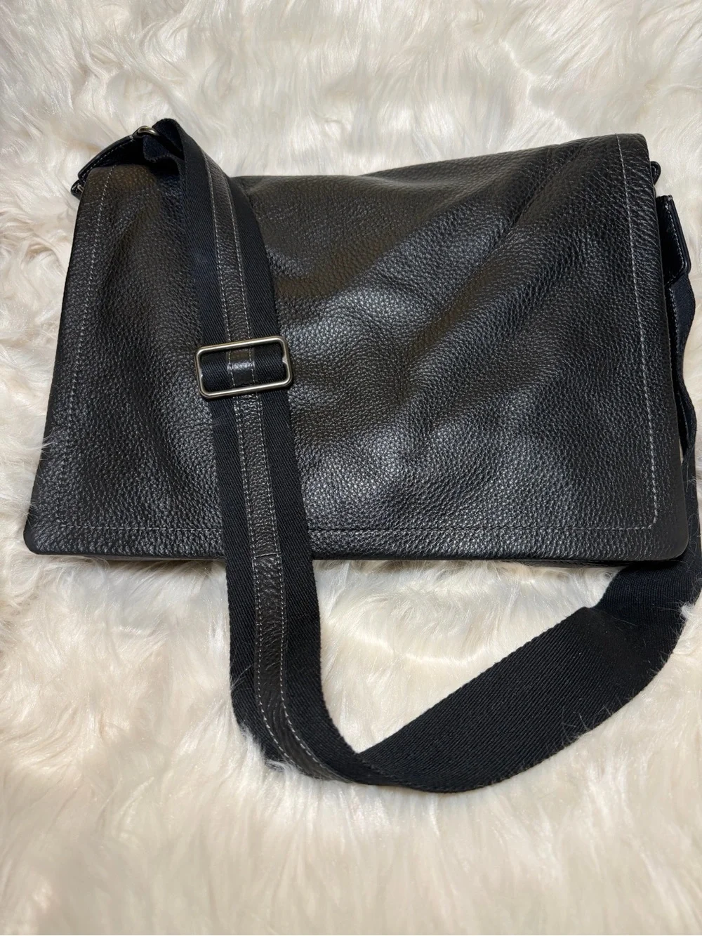 Levenger Black Leather Messenger Bag -EUC